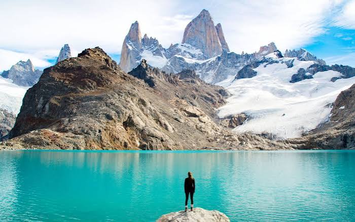 Picos de granito recortados sobre um lago, na Patagônia